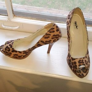 Peep toe leopard heels